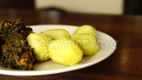 尼日利亚辣菜汤配土豆视频的预览图