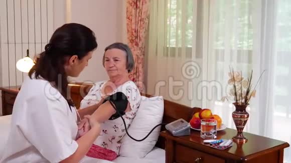 女性医生检查血压高的女性视频的预览图