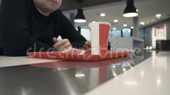 两个饥饿的人在快餐店吃炸薯条的时间视频的预览图