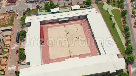 空中观景西班牙的学校孩子们午休时在学校操场玩耍视频的预览图