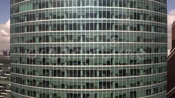 一座普通的办公室摩天大楼的航拍镜头视频的预览图