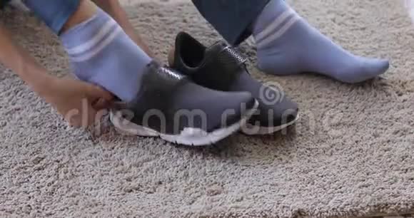 在软地毯上穿运动鞋的人视频的预览图