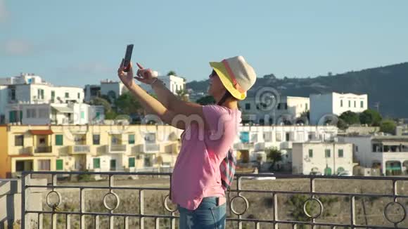 女人在度假时用智能手机自拍视频的预览图