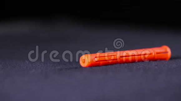 橙色塑料钉的特写库存录像黑色背景上有一个橙色的销多伊尔在视频的预览图