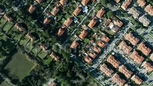意大利罗西尼亚诺索维的空中自上而下的房屋和别墅拍摄视频的预览图