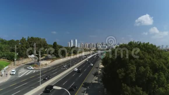 空中拍摄通往城市的道路建立拍摄视频的预览图