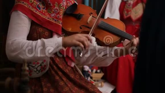 俄罗斯民间团体音乐家女人拉小提琴慢动作视频的预览图