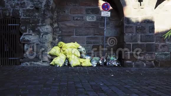 德国街头的垃圾视频的预览图
