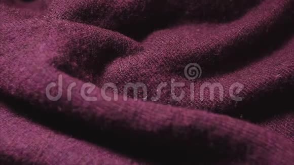 在一家纺织品店拍摄的深红色合成毛衣的详细照片视频的预览图