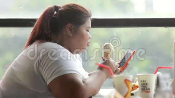 体重超标的女人喜欢吃冰淇淋视频的预览图