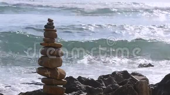 一堆石头和海溅视频的预览图
