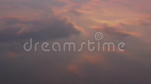 粉红色的云映在水中创意背景视频的预览图