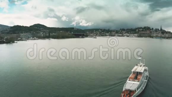 一艘旅游船和遥远的瑞士卢塞恩市的鸟瞰图视频的预览图