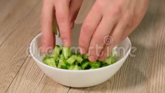 厨师把切好的黄瓜放在盘子里倒香菜视频的预览图