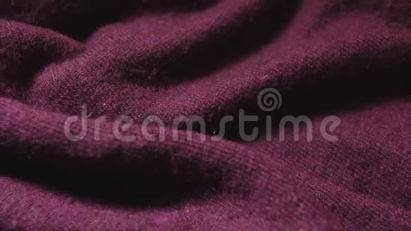纺织品商店中勃艮第色高分子合成织物的慢平底锅视频的预览图