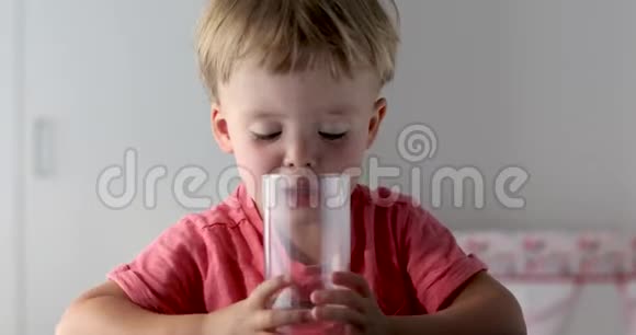 男孩喝水的肖像视频的预览图