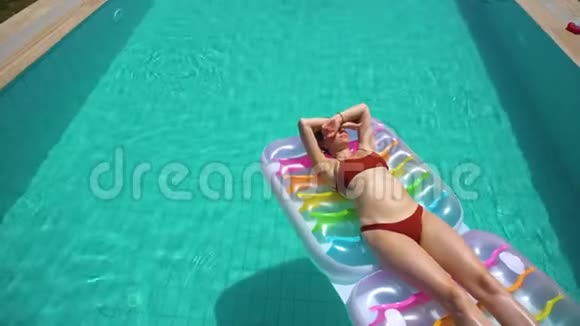 躺在游泳池浮子上的女人视频的预览图
