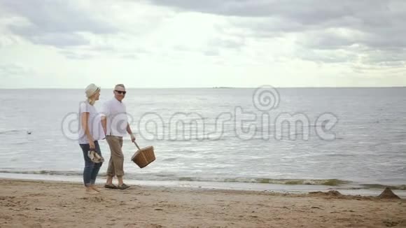 退休夫妇沿着海边搬家视频的预览图