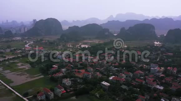 鸟瞰越南北部宁宾镇的谭可镇和船游视频的预览图