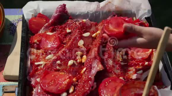 厨师用自制的辣番茄酱和大蒜在蔬菜床上烤鲤鱼视频的预览图
