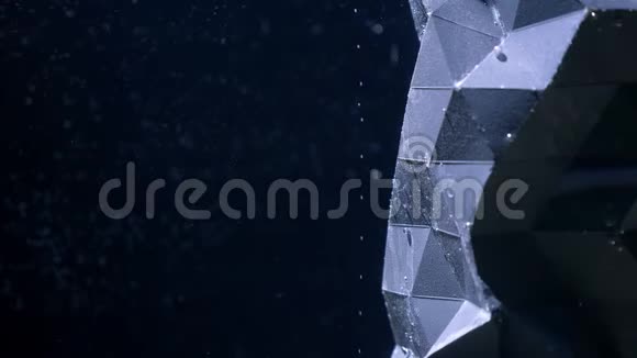 半拍一个抽象的人物站在水下气泡在黑色背景上浮出水面视频的预览图
