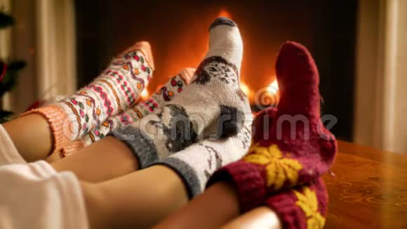 客厅壁炉旁休息的家庭穿暖针织袜子特写4k视频视频的预览图