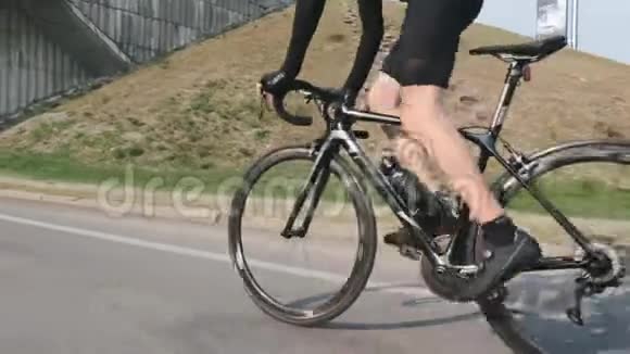 专业骑自行车的人骑自行车出马鞍在运动中腿部肌肉的侧面近距离观察脚踏车技术视频的预览图