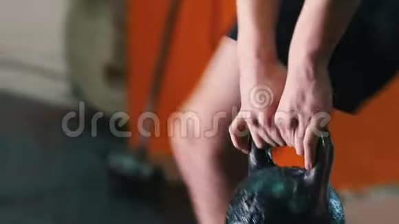 性感训练一个手里抱着体重蹲着的男人视频的预览图