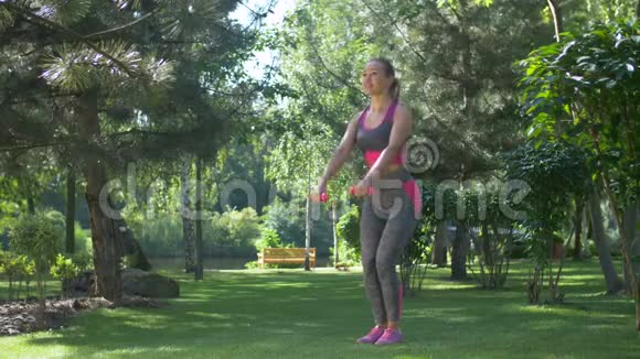 健身女性哑铃蹲在户外视频的预览图