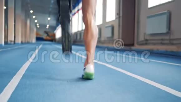 在慢跑过程中将一条男性假肢和一条健康的假肢合上视频的预览图