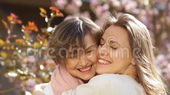 亲密肖像的成熟母亲和成年女儿拥抱两个女人相爱妈妈天视频的预览图