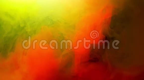 红色和黄色的油漆油墨混合在一起在缓慢的运动上与油墨橙色烟雾爆炸视频的预览图