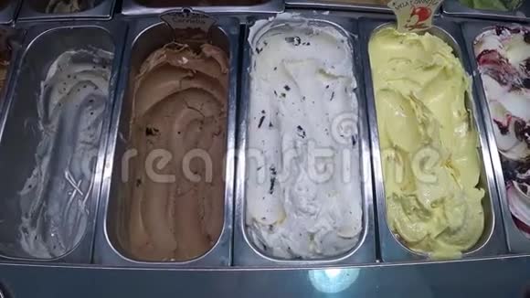 冰淇淋店里有各种口味冰淇淋的容器视频的预览图