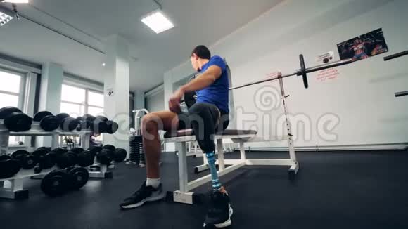健身房和一个有机械腿的人抬杠视频的预览图