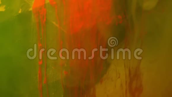 红色油漆油墨在玻璃上缓慢地流动随着墨水滴落和黄色烟雾爆炸视频的预览图