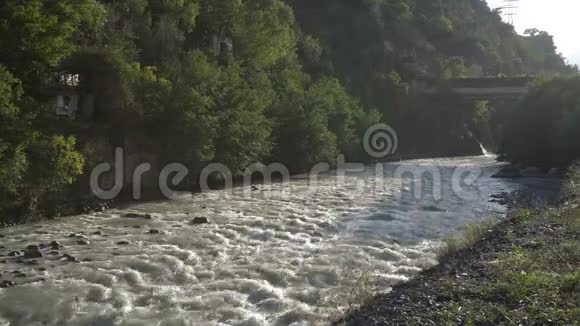 湍急的山河视频的预览图