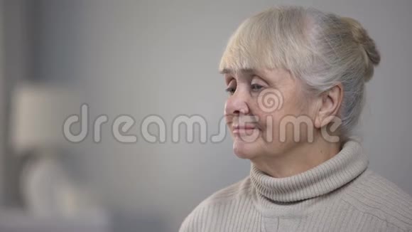 令人不安的老年妇女饮水老年孤独养老院视频的预览图