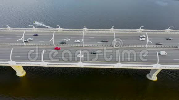 高速公路具有多级交通道路桥梁横跨海湾海河高空俯视图视频的预览图