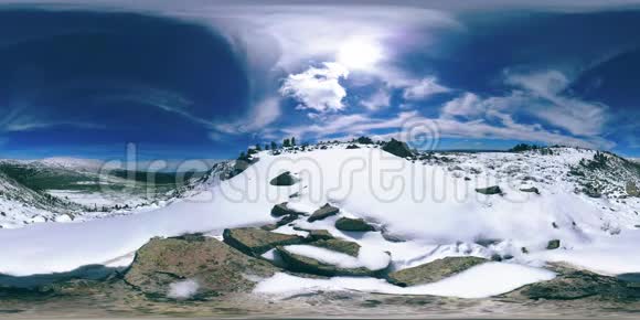 雪山顶UHD4K360VR峰和冰景观上的阳光冬天冰冻的岩石视频的预览图