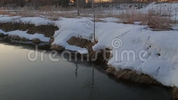 初春的小河上日出视频的预览图