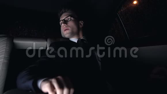 紧张的男人在车里整理头发在预约前系好领带视频的预览图