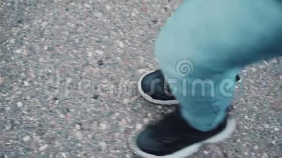 女性腿的特写那个女孩穿着运动鞋在人行道上视频的预览图