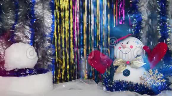 带着降雪的节日帽子和雪人视频的预览图