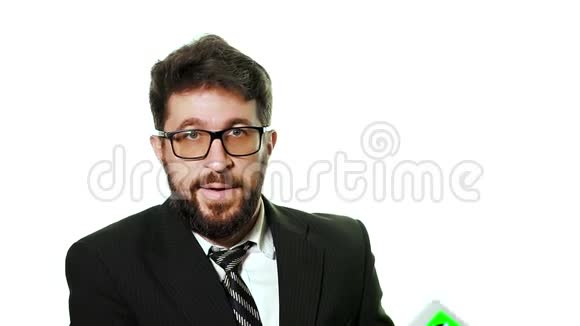 一个概念模型长胡子的商人戴着眼镜拿着一块平板电脑面前有一个绿色的屏幕视频的预览图