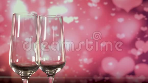 在抽象的粉红色背景下将起泡葡萄酒倒入玻璃杯中视频的预览图