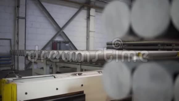 铝挤压生产线工厂生产复杂的轻质挤压铝金属型材视频的预览图