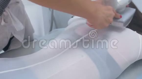 美容师给一个穿尼龙西装的女人做背部液化石油气按摩战利品和背部特写视频的预览图