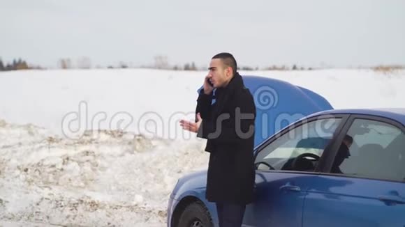 一个人站在冬天的路上打电话给一个人请求帮助视频的预览图