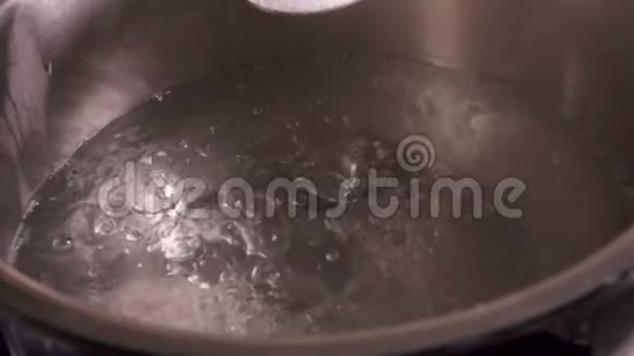 盐倒在一锅沸水里视频的预览图