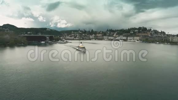 瑞士卢塞恩市景湖上观光船的鸟瞰图视频的预览图